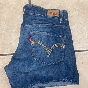 Size 7 mid short Levi’s